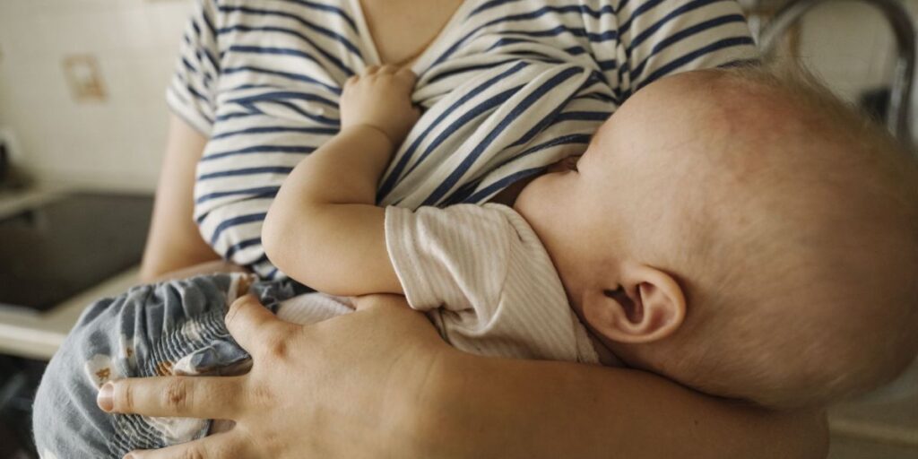 Mães vacinadas contra Covid-19 protegem bebês com aleitamento exclusivo