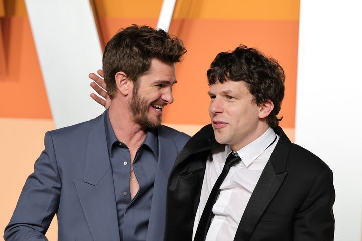 Astros de "A Rede Social" se reencontram em festa pós-Oscar