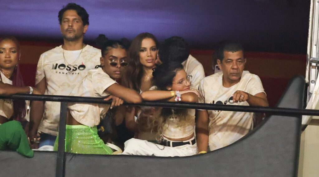 Novo affair? Anitta é vista recebendo beijo de homem na Sapucaí; veja
