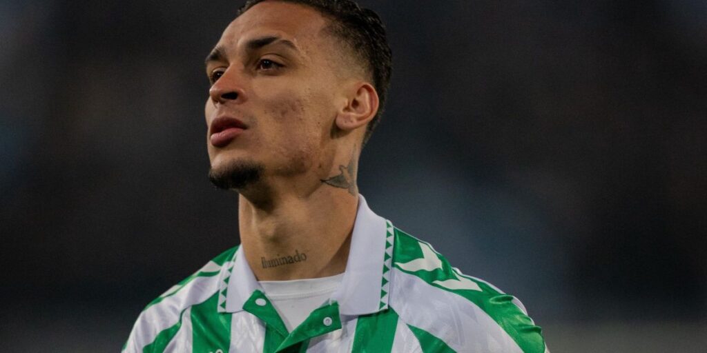 Betis estuda contratação permanente de Antony, mas vê concorrência