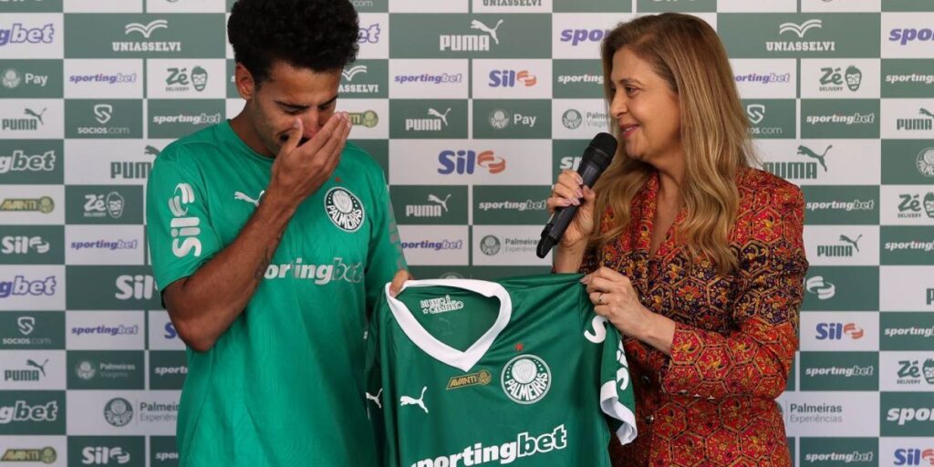 Lucas Evangelista lembra da mãe e se emociona em apresentação no Palmeiras