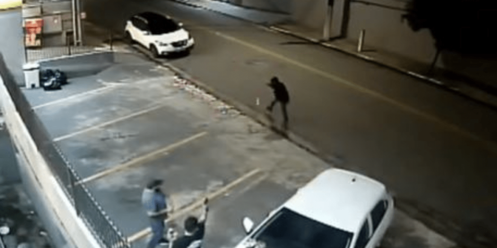 PM atira 13 vezes e mata homem que anunciou assalto com arma de brinquedo