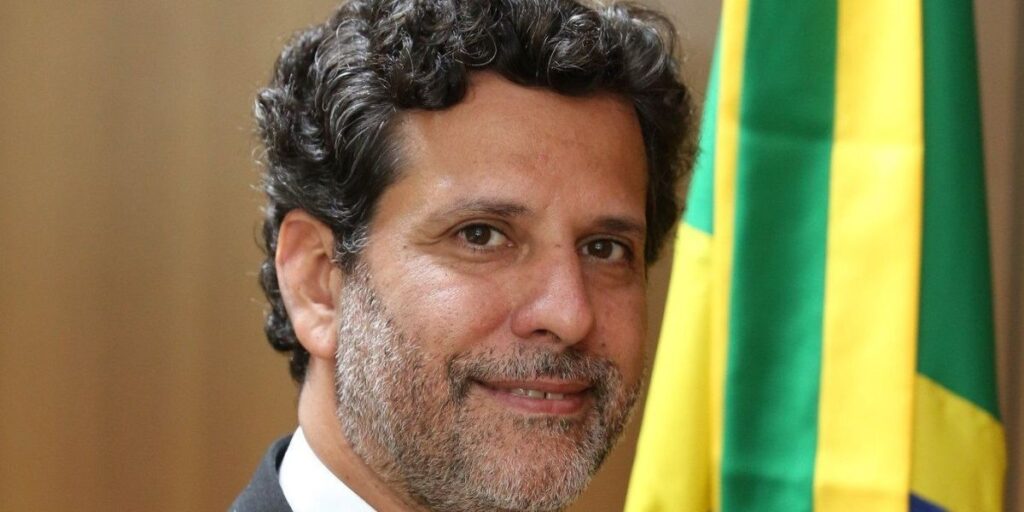 Oposição vai pedir ao TCU afastamento de secretário do MEC ligado à OEI