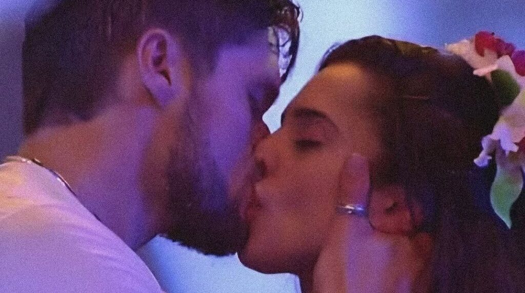 Paula Amorim relembra primeiro beijo em Breno Simões no BBB há 7 anos