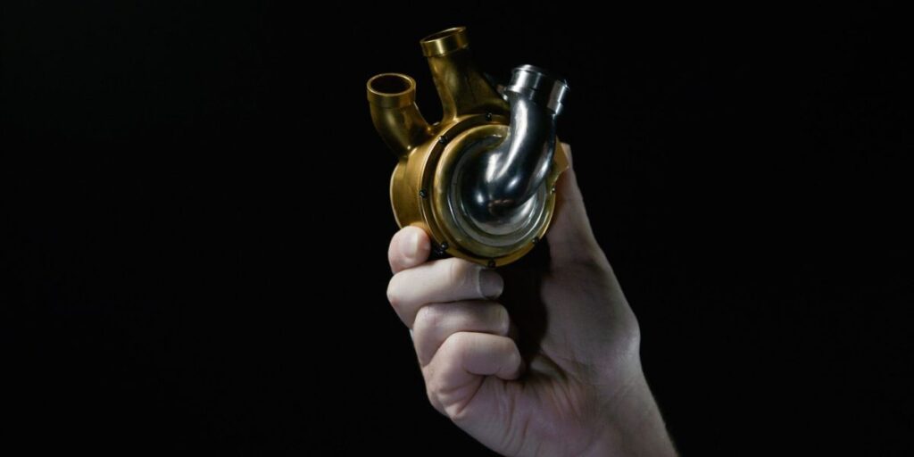 Homem vive 100 dias com coração de titânio e estabelece novo recorde