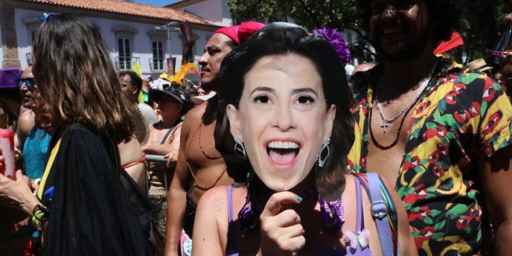 CarnaOscar: foliões homenageiam Fernanda Torres em blocos no Rio e em SP