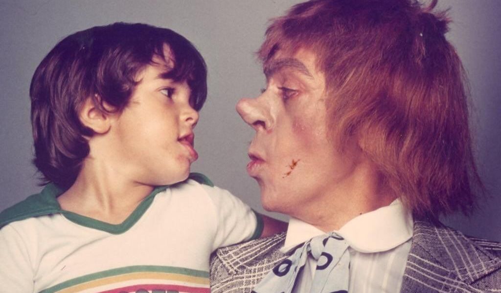 Bruno Mazzeo homenageia o pai, Chico Anysio, no dia de sua morte