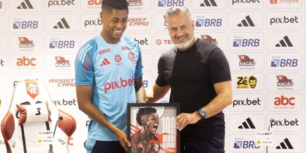 Bruno Henrique recebe homenagem por marcar 100 gols pelo Flamengo