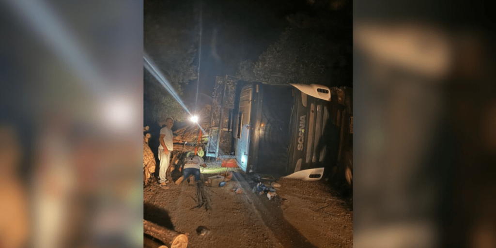Caminhão com madeira tomba sobre carro e mata duas pessoas no Paraná