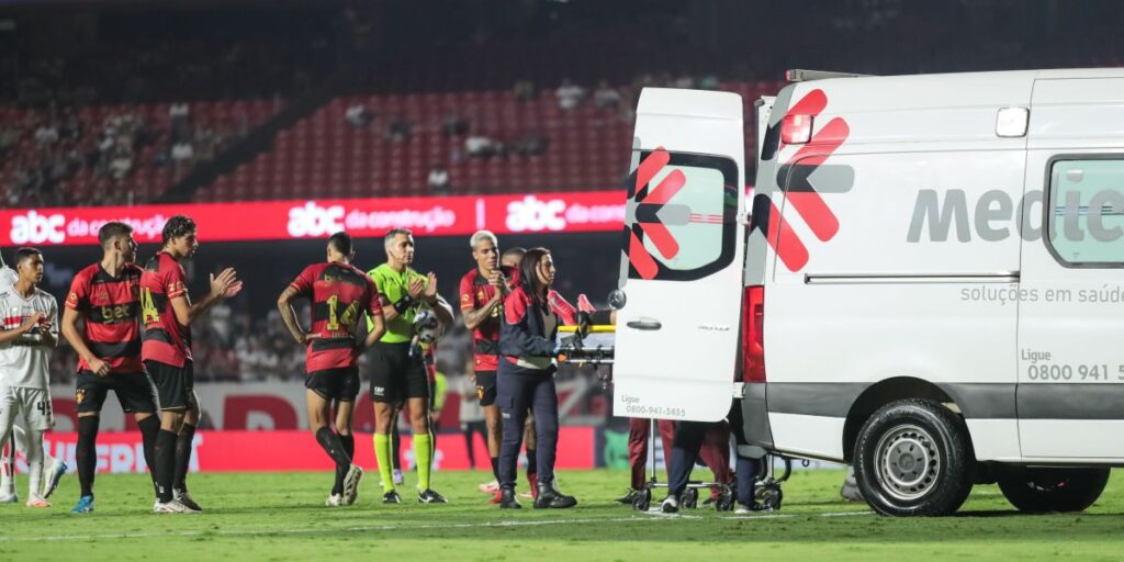 Jogador do Sport deixa campo de ambulância e vira desfalque