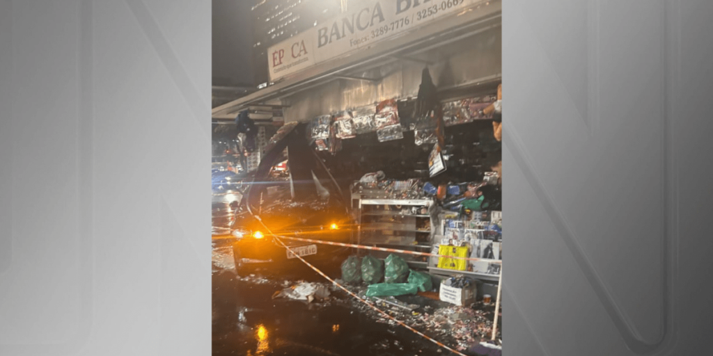 Jaguar desgovernado detona banca de jornal na Avenida Paulista