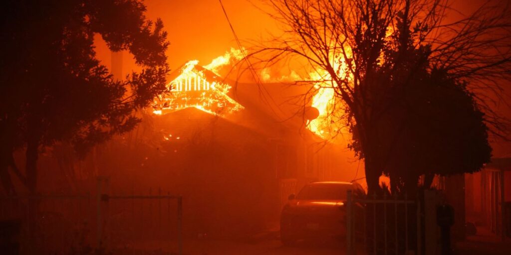 Incêndio florestal crescente na Califórnia provoca evacuação em comunidades