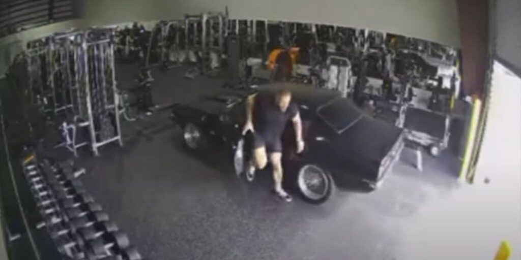 Cbum bate o carro dentro de academia, e vídeo viraliza; veja