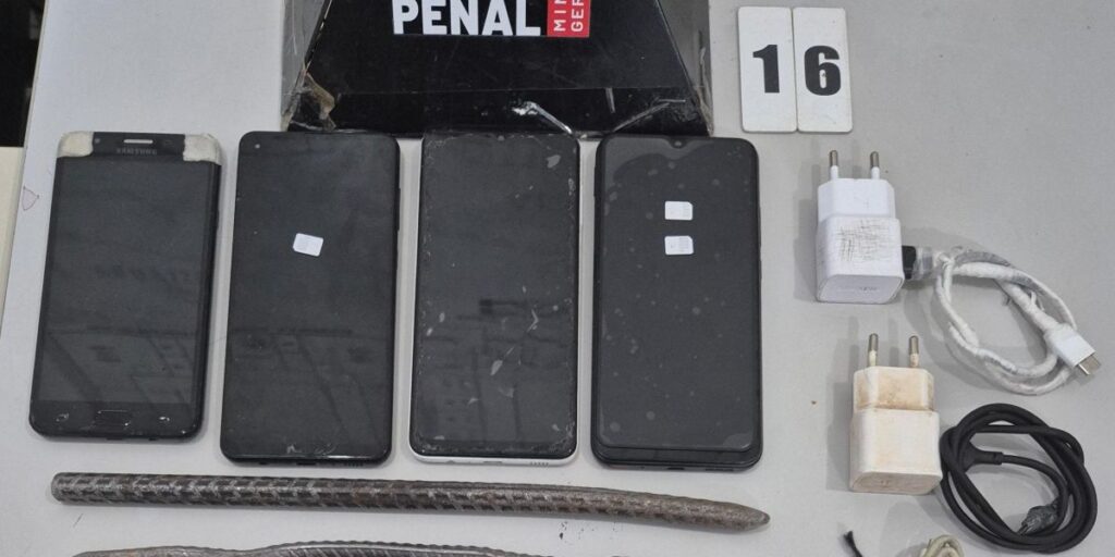 Aparelhos celulares são apreendidos dentro de celas de presidios mineiros