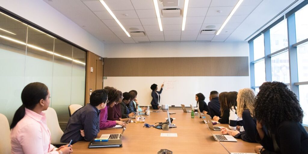 Cargos de liderança: mulheres ganham R$ 40 mil a menos que homens por ano