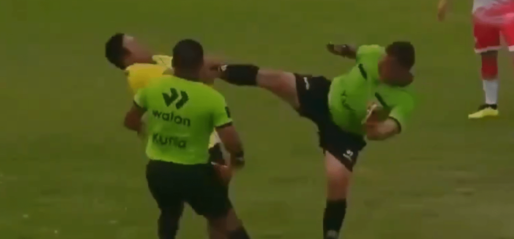 Árbitro acerta chute em membro de comissão técnica durante partida no Peru