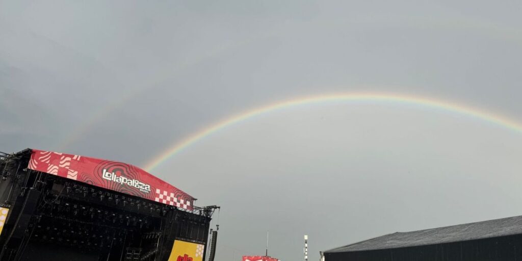Chuva, "Deus é gay" e fogo em look: veja destaques do dia 1 do Lollapalooza