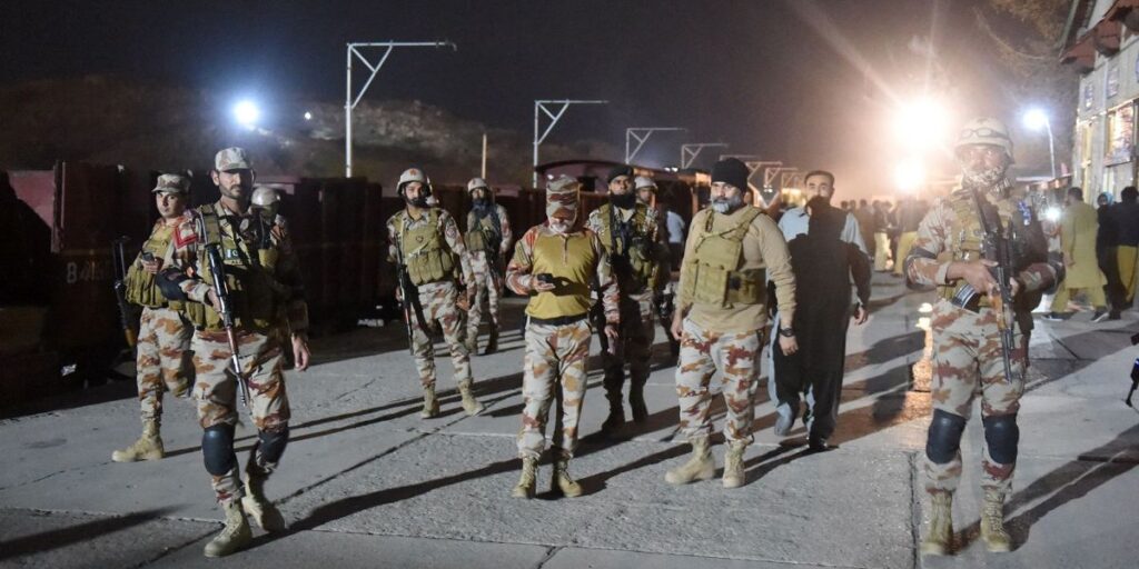 Grupo separatista sequestra trem e mantém cerca de 250 reféns no Paquistão