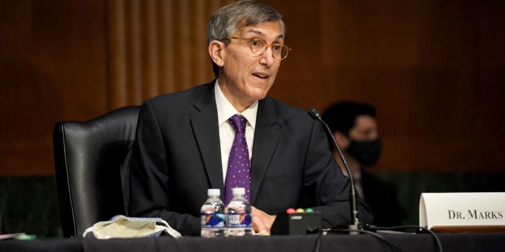 Diretor responsável por vacinas renuncia ao cargo no departamento dos EUA