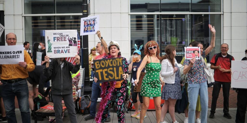 EUA registram mais de 200 protestos contra a Tesla e Elon Musk