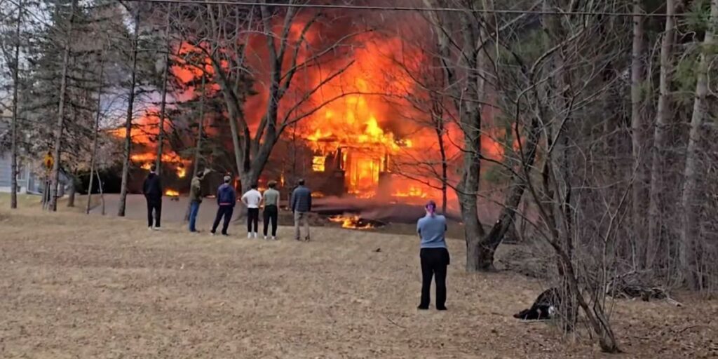 Avião pequeno cai em casa perto de Minneapolis e causa incêndio