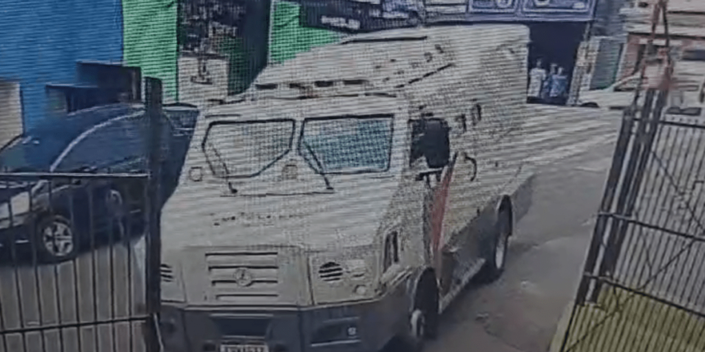 Criminosos mascarados tentam roubar carro-forte em supermercado de SP