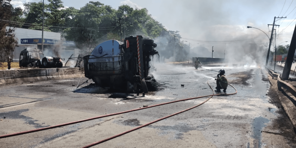 Caminhão-tanque explode e interdita rodovia no RJ