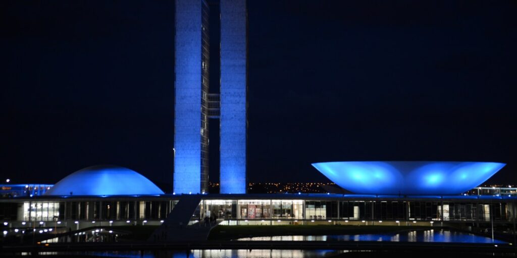 Congresso ganha iluminação em menção à prevenção do câncer de intestino