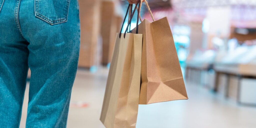 Intenção de consumo das famílias cai 1,4% em março, revela CNC