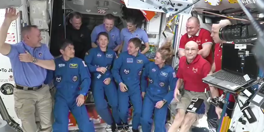 Missão Crew-10 chega à ISS, permitindo retorno de astronautas "abandonados"