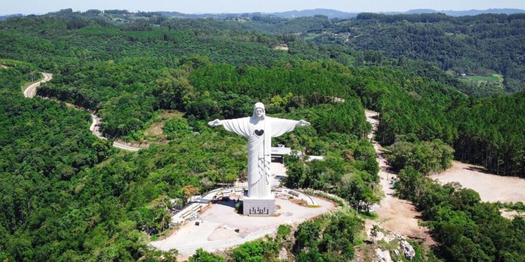Maior estátua de Cristo do Brasil será inaugurada em abril no RS
