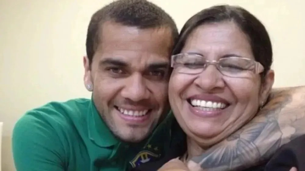 Mãe de Daniel Alves comemora absolvição do filho: "Glória a Deus"