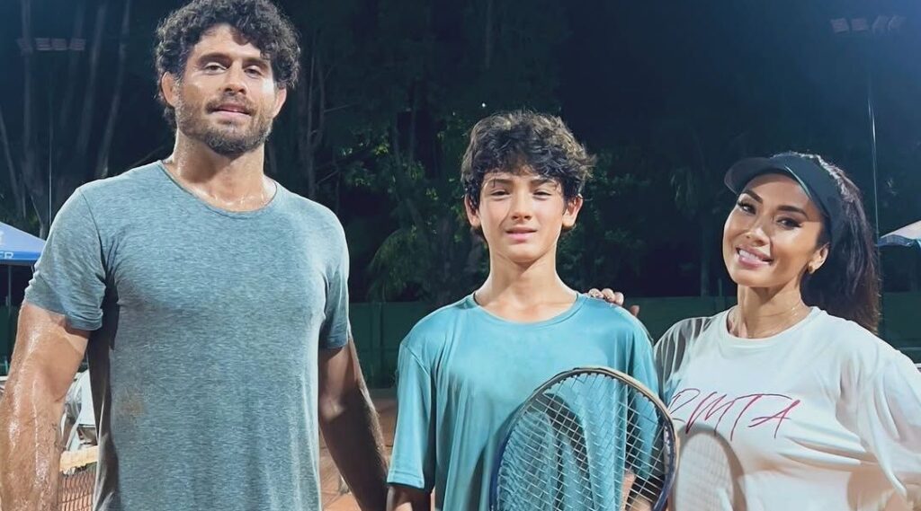 Danni Suzuki joga tênis com o ex-marido e o filho