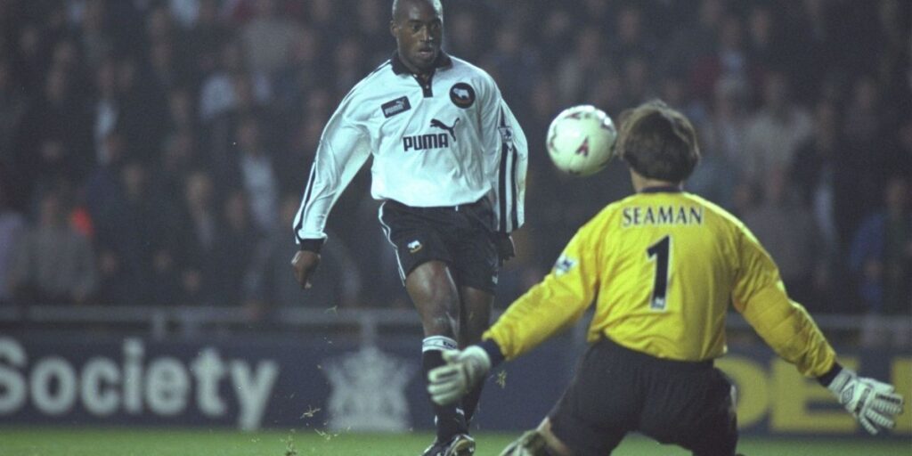 Ex-atacante da Premier League revela vício em apostas: "Fora de controle"