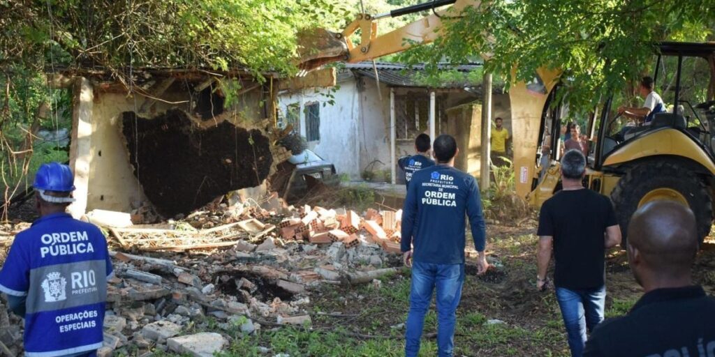 Construções irregulares são demolidas perto da cadeia de Bangu, no Rio