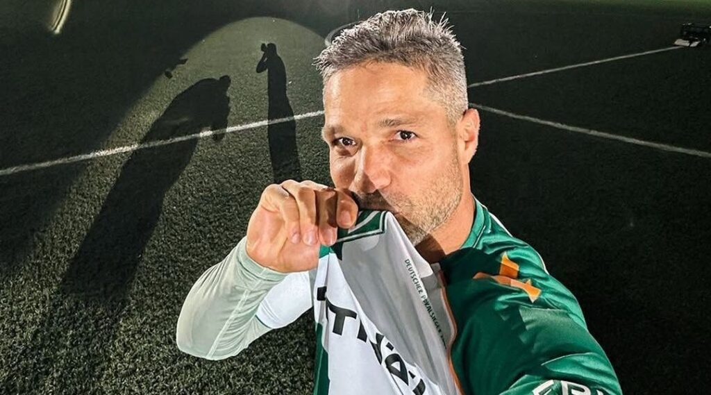 Diego Ribas se emociona em amistoso de despedida do Werder Bremen; veja