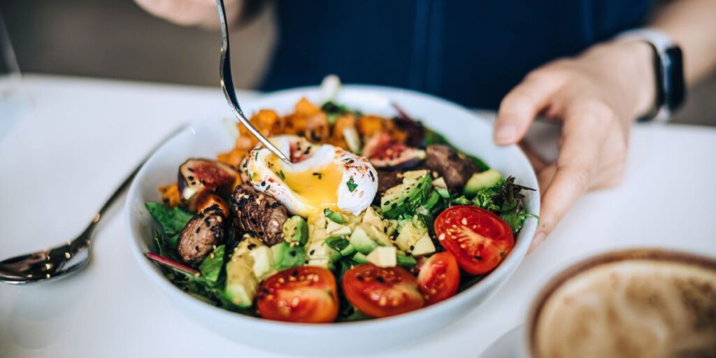 Dieta low carb pode aumentar risco de câncer colorretal, diz estudo