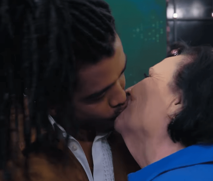 Dona Déa beija ex-BBB Diogo Almeida na TV; assista