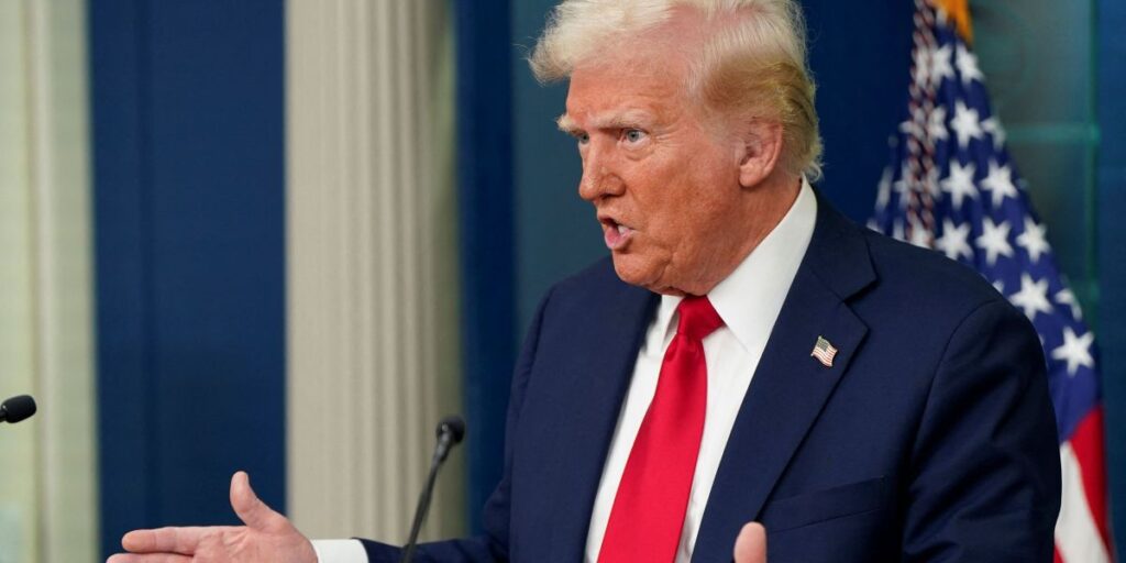 Ucrânia: "Falaremos sobre territórios", diz Trump sobre conversa com Putin