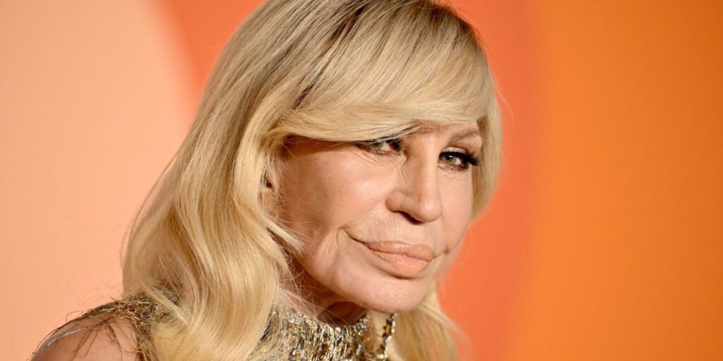 Donatella deixa direção criativa da Versace e é substituída por ex-Miu Miu