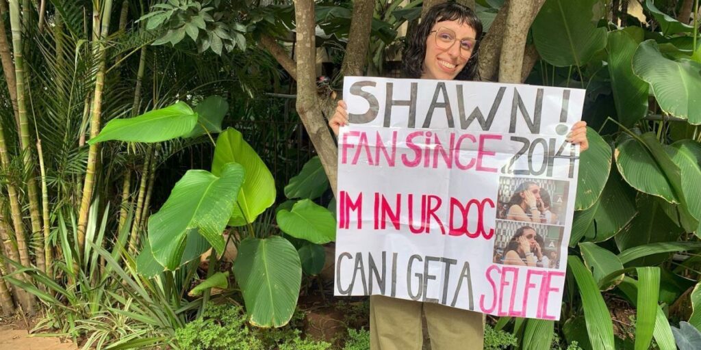 Fã que já esteve em documentário de Shawn Mendes tenta selfie com o cantor