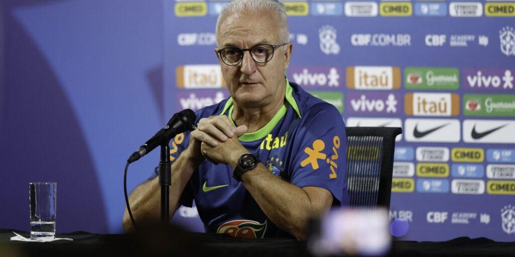 Dorival minimiza fala de Raphinha sobre "porrada" na Argentina: "Respeito"