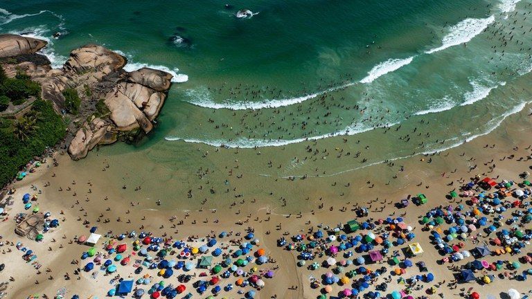 Justiça determina demolição de construções na Praia Mole, em SC