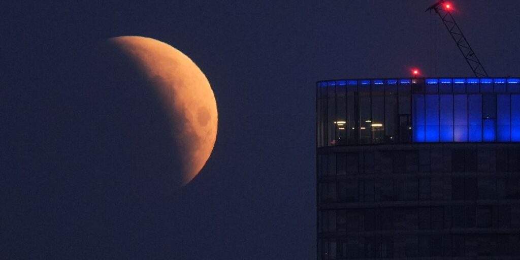 Eclipse com lua de sangue ocorreu na madrugada de sexta: confira imagens