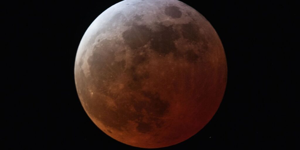 Eclipse: veja foto inédita tirada do ponto de vista da Lua