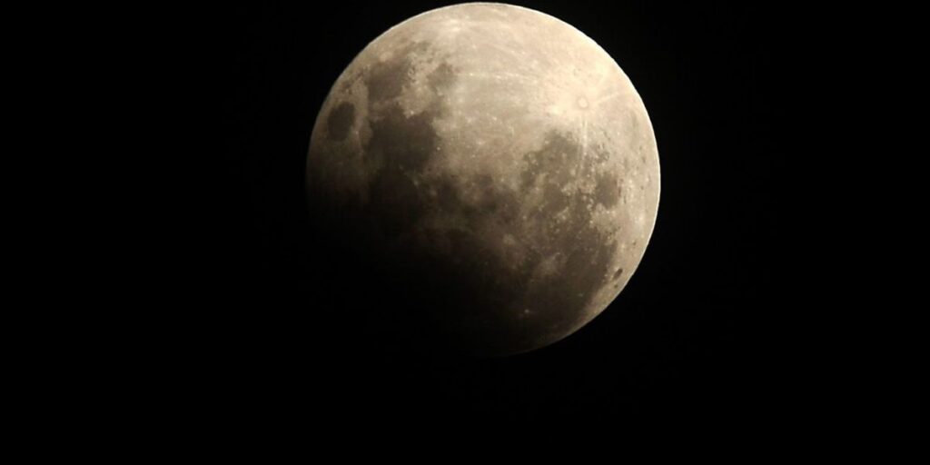 Como observar o eclipse total lunar desta sexta (14)?