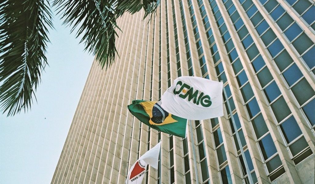 Cemig tem lucro líquido de R$ 998 mi no 4º tri, queda de 47,1% em 1 ano