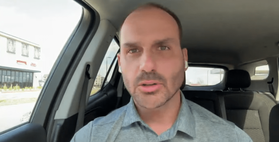 Cogito deixar cargo de deputado em definitivo, diz Eduardo à CNN