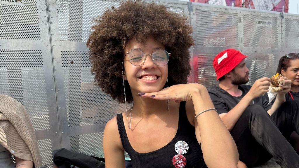 Show de Foster The People tem fã que brigou com avó e amor perdido