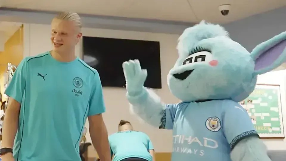 Haaland é investigado após causar concussão em mascote do Manchester City